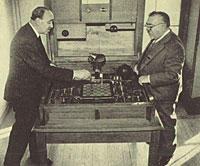 Norbert Wiener und Gonzalo Torres y Quevedo am Schachautomaten